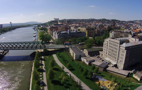 Wunderschöne Luftaufnahme von Bratislava & der Donau